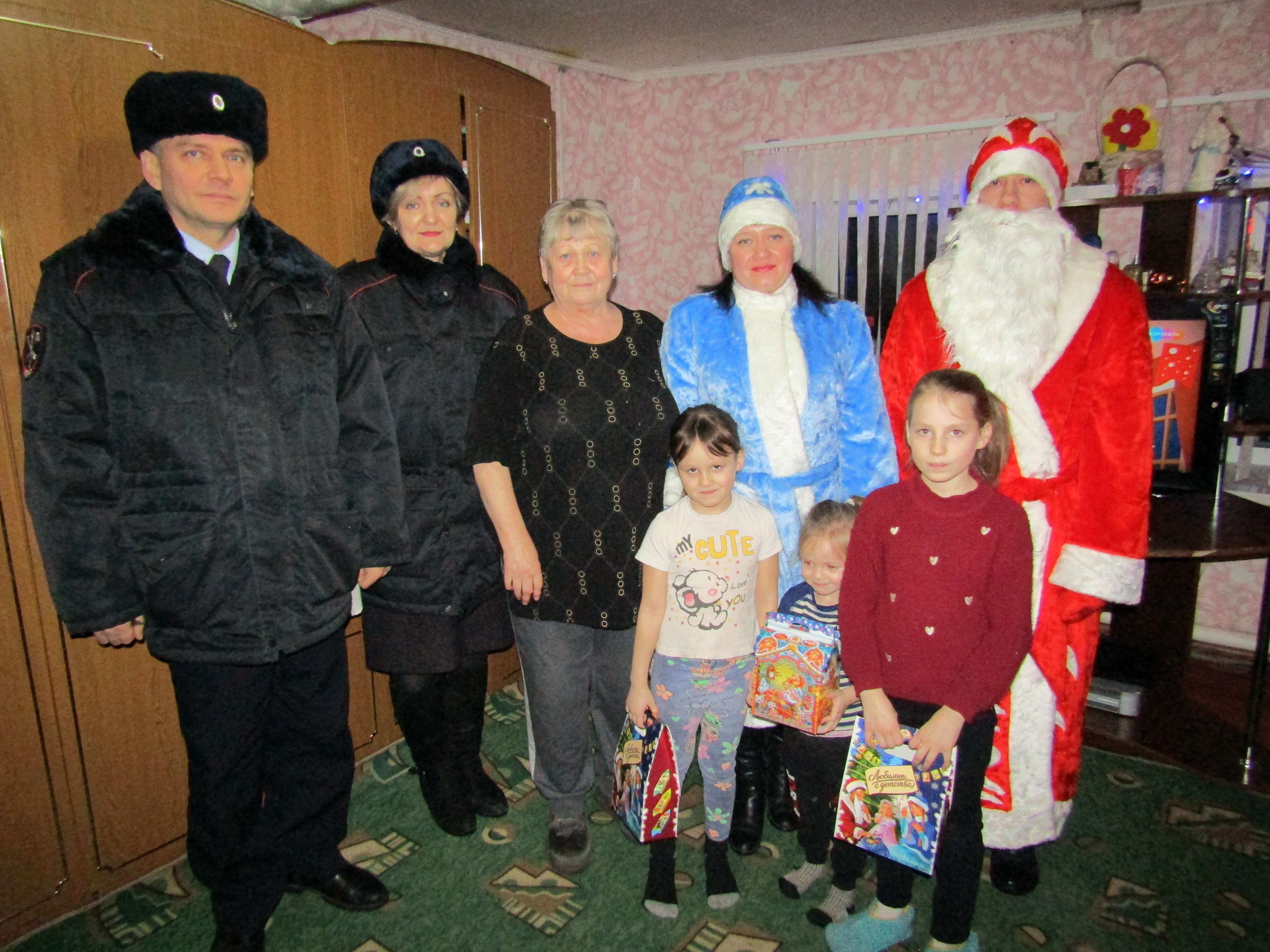 В рамках Всероссийской благотворительной акции  «Полицейский Дед Мороз» сотрудники полиции г. Ершова посетили семьи, попавшие в трудную жизненную ситуацию.