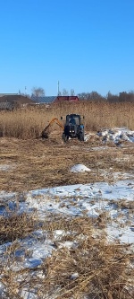  МКУ "Благоустройство" продолжает проводить работу по покосу камыша на пруду Советский.