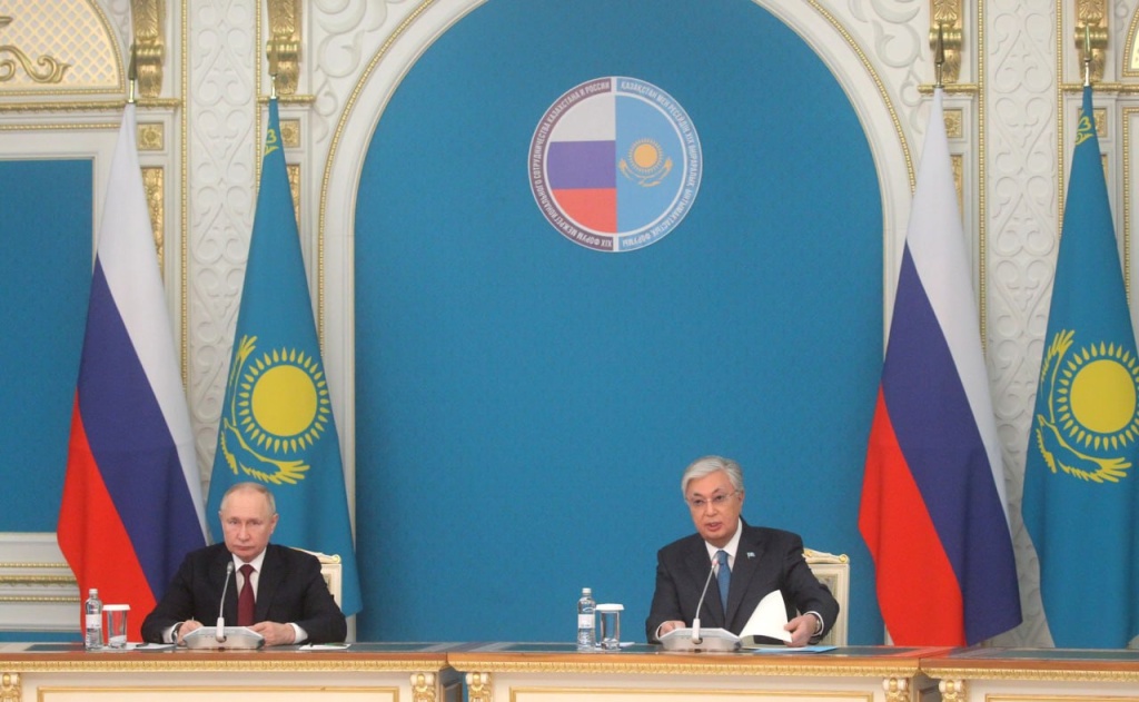 Президент Владимир Владимирович Путин обратил внимание на то, что в партнерских отношениях между Россией и Казахстаном ключевую роль играют межрегиональные связи, и что один из приоритетов нашей экономической политики - аграрная сфера. 