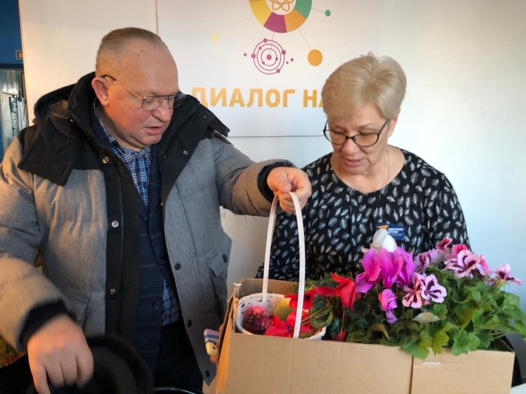 Депутат Саратовской областной Думы Иван Бабошкин  сегодня свой рабочий визит в город Ершов начал с посещения станции юных натуралистов  дома детского творчества. 